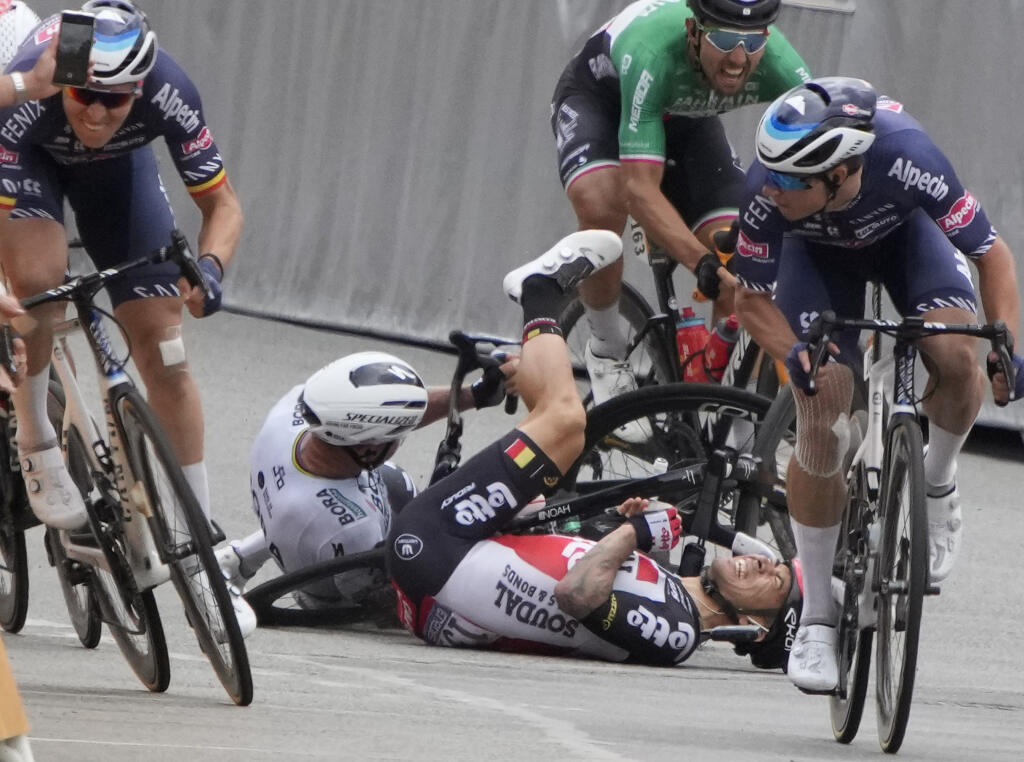 Peter Sagan spadol pred cieľom 3. etapy Tour de France.