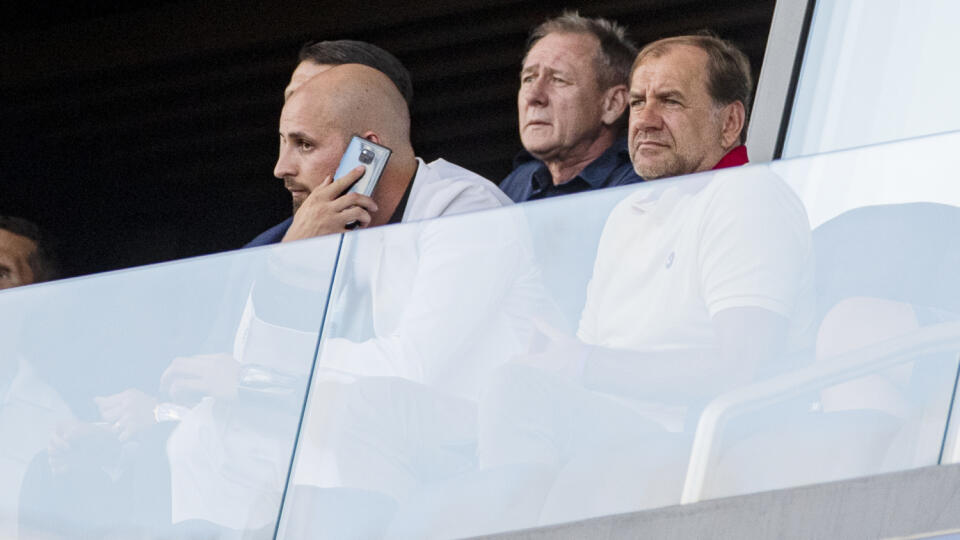 Vladimír Weiss (vpravo) si pozrel duel Slovana v Európskej lige po boku Kmotríkovcov. Zasadne aj na lavičku belasých?