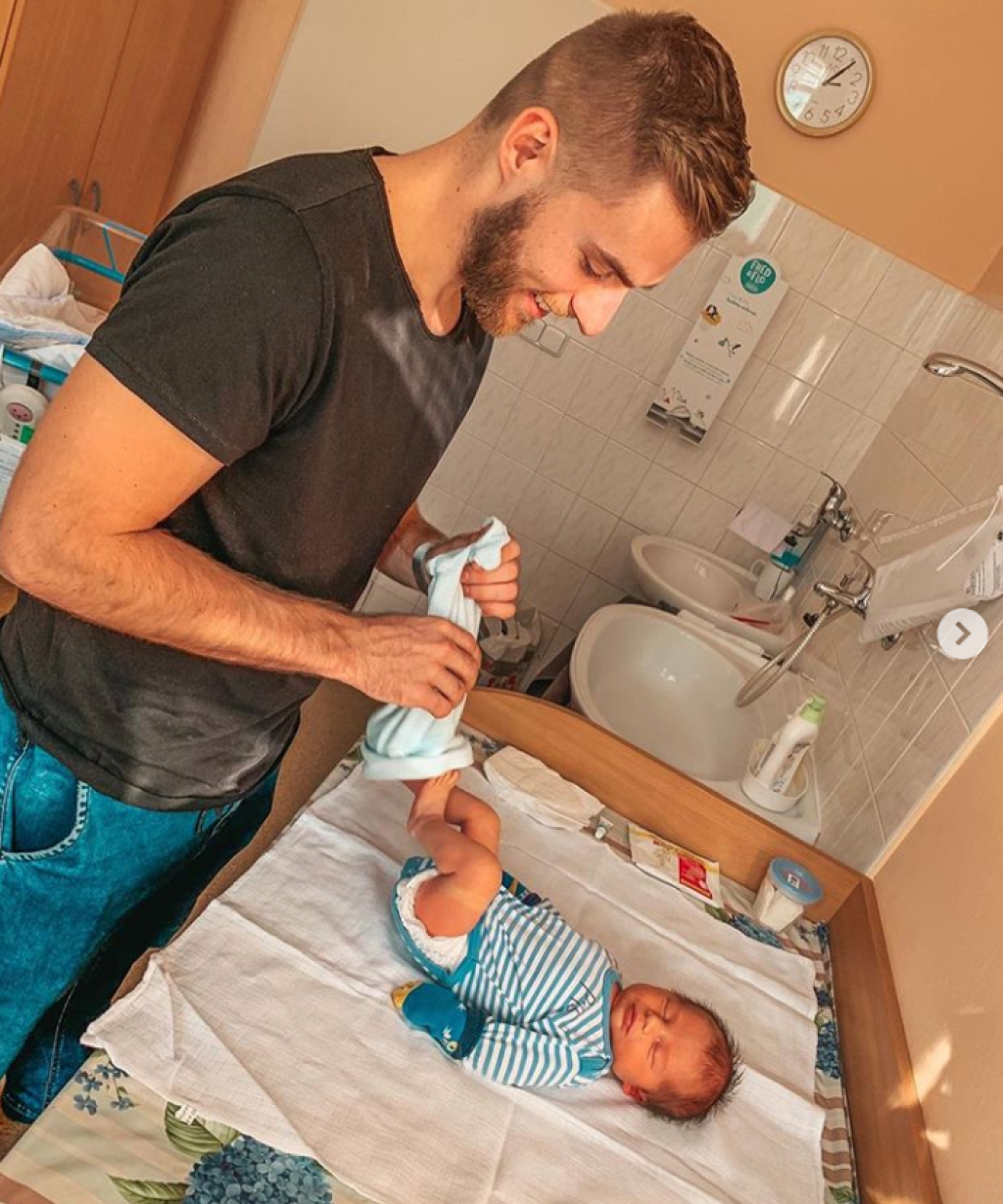 Reprezentačný hokejista Adam Jánošík sa v minulom roku stal hrdým otcom synčeka Alexa.