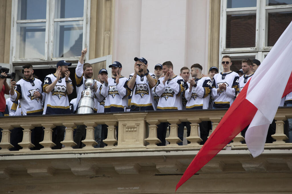 Na snímke oslava hokejistov Slovana Bratislava v centre mesta s fanúšikmi. Najskôr sa hráči ukázali svojim priaznivcom z balkóna radnice na Primaciálnom námestí.