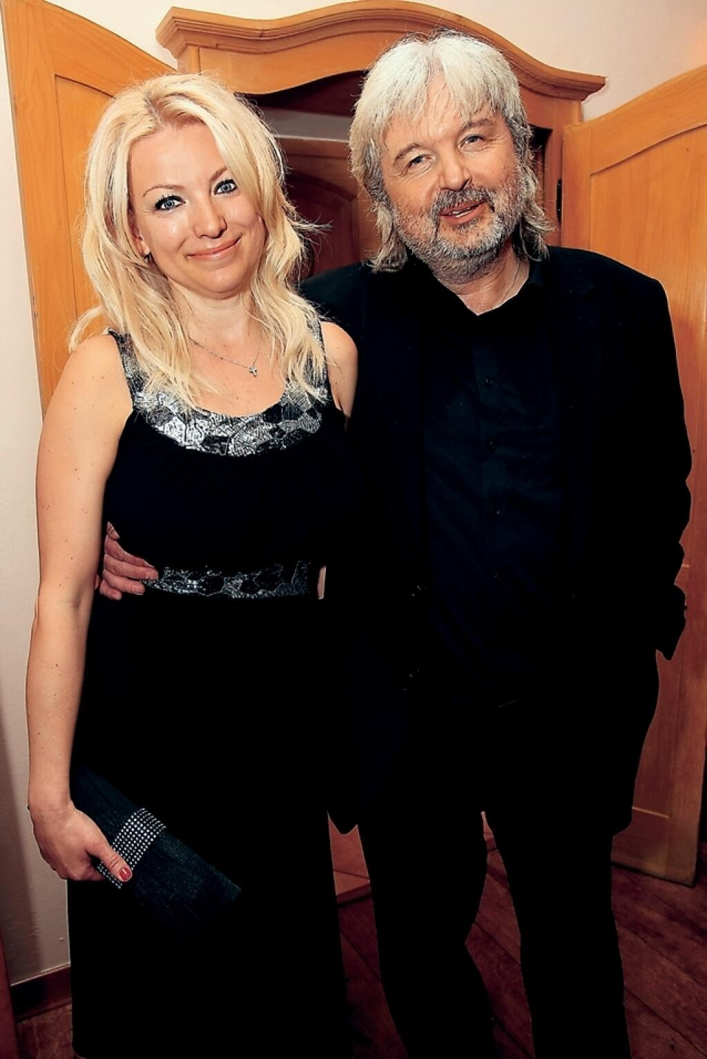 Režisér Dušan Rapoš a herečka Eva Vejmělková, starší muž, mladšia žena, vekový rozdiel
Foto: Zuzana Gavulová
Uverejnené: Šarm č. 15/09
pôvodný súbor:rapos gavulova.eps