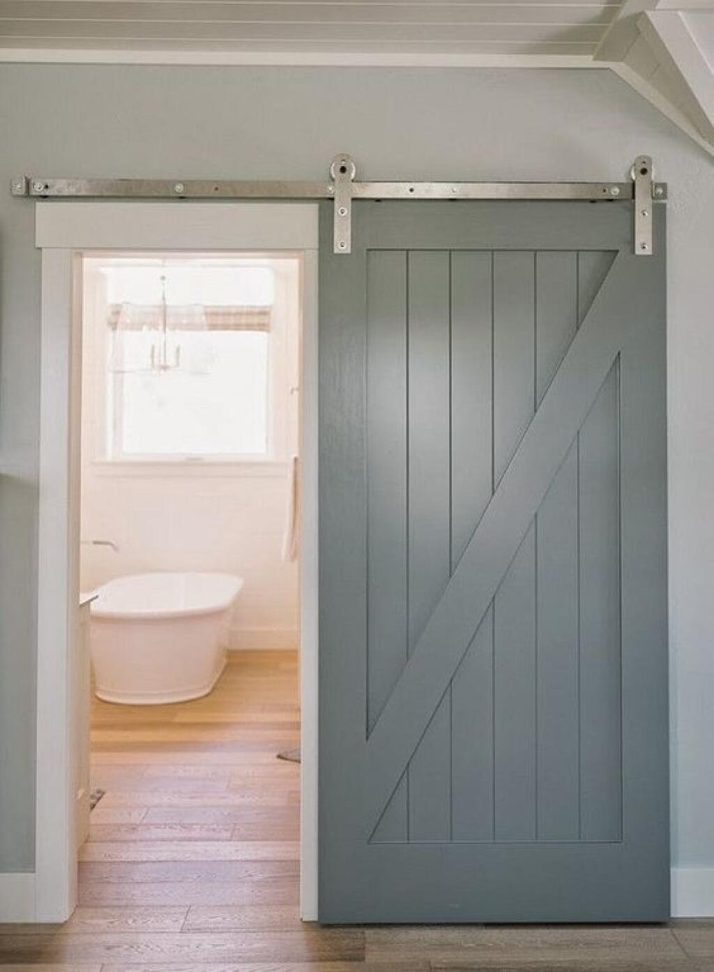 Деревянные двери в ванной. Амбарная раздвижная дверь. Амбарная дверь в ванную. Амбарная дверь в ванную комнату. Раздвижные двери на ванну.