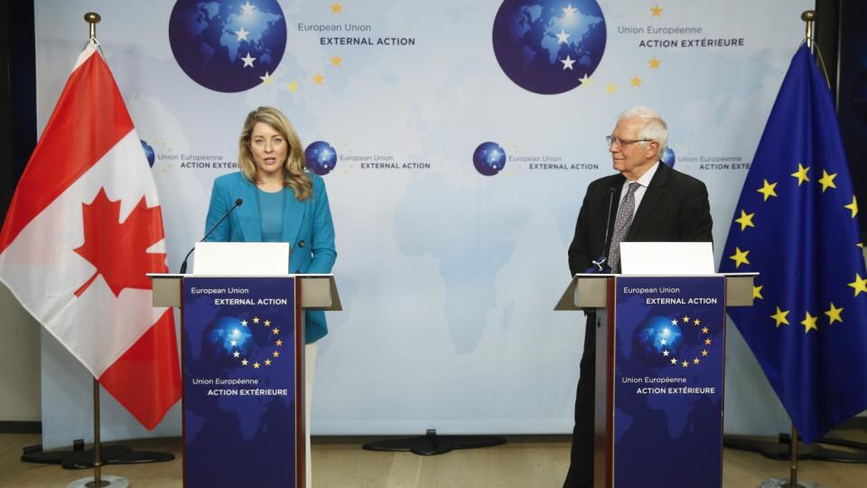 KK54 Brusel - Vysoký predstaviteľ Európskej únie pre zahraničnú a bezpečnostnú politiku Josep Borrell a kanadská ministerka zahraničných vecí Melanie Jolyová počas tlačovej konferencie 20. januára 2022 v Bruseli. FOTO TASR/AP
European Union foreign policy chief Josep Borrell, right, and Canada's Foreign Minister Melanie Joly participate in a media conference in Brussels, Thursday, Jan. 20, 2022. (Johanna Geron, Pool Photo via AP)