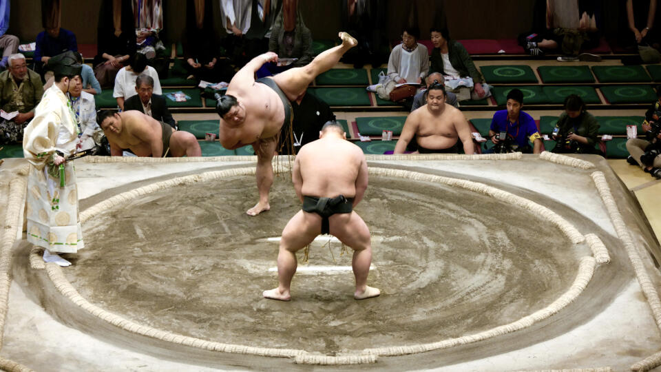 Rituál. Na začiatku každého duelu zápasníci vyháňajú zlých duchov.