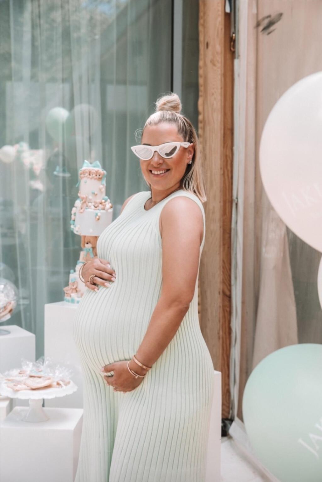 Dominika už o niekoľko dní porodí syna Jakuba. Bývalá slovenská tenistka si tehotenstvo užíva, o čom svedčia aj poriadne odvážne zábery, ktorými sa chválila počas deviatich mesiacov, ale aj tie, ktoré nafotila tesne pred pôrodom.