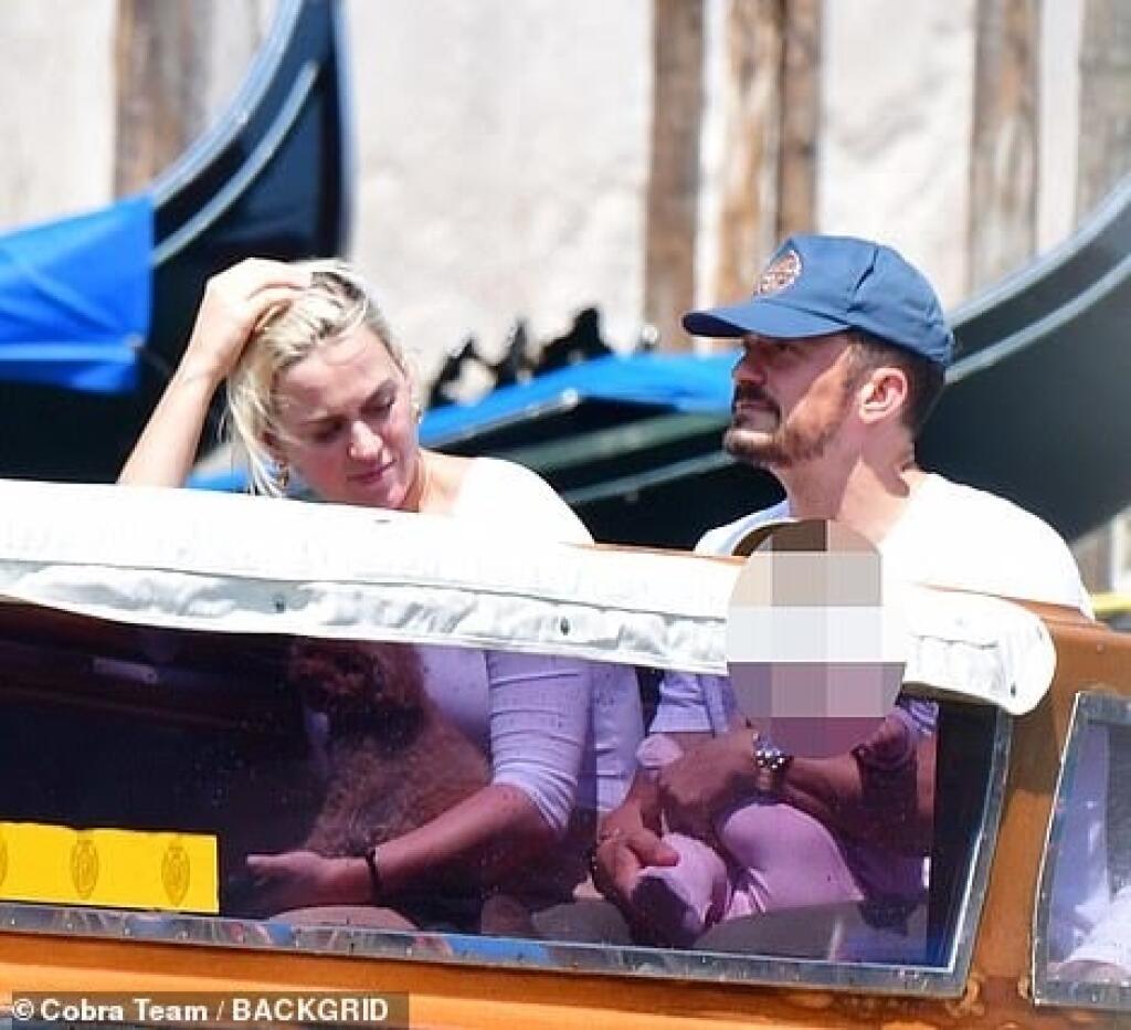 Zaľúbenci a rodičia 9-mesačnej Daisy Katy Perry (36) a Orlando Bloom (44) sa vybrali do historických Benátok a aj keď im fotografi a fanúšikovia nechceli dať pokoj, neustále si prejavovali nežnosti a užívali každý moment.