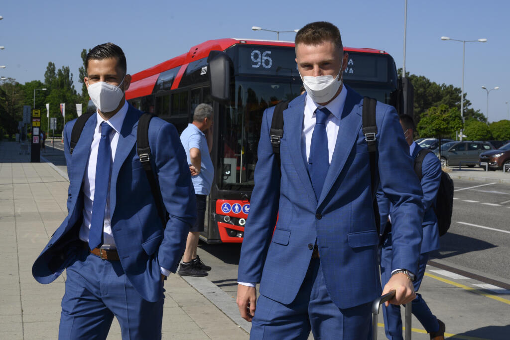 Na snímke slovenskí reprezentanti, sprava Milan Škriniar a Dávid Hancko pred odletom do Petrohradu na majstrovstvá Európy vo futbale v Bratislave 9. júna 2021. FOTO TASR - Pavel Neubauer