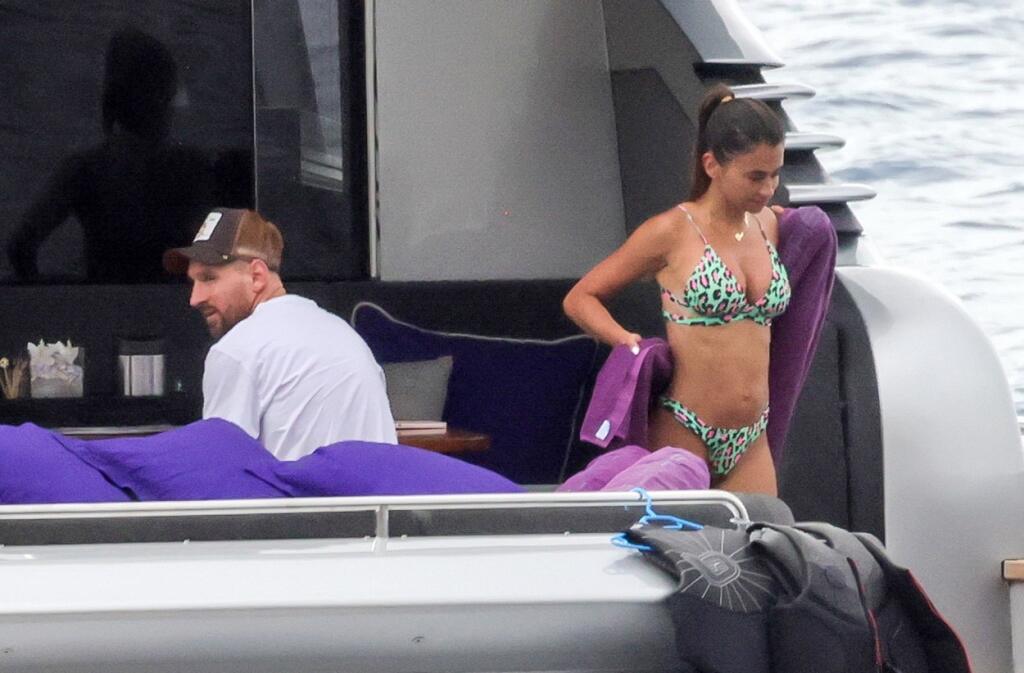 Keď Antonela odhalila svoje božské krivky, ktoré pod šatami skrýva aj po troch deťoch, stálo to za to. Prsia sa sexi Argentínčanke drali z plaviek a tangá, v ktorých chytala bronz, toho veľa nezakryli.
