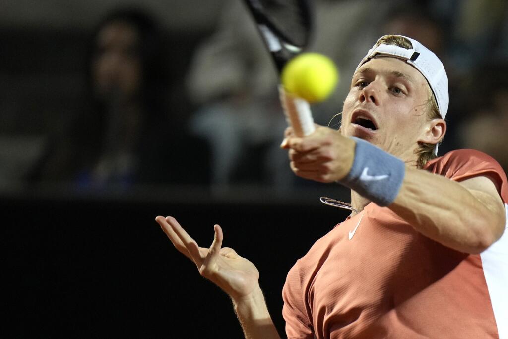 WA 54 Rím - Kanadský tenista Denis Shapovalov odvracia úder Španiela Rafaela Nadala v osemfinálovom zápase mužskej dvojhry na turnaji ATP Masters 1000 v Ríme vo štvrtok 12. mája 2022. FOTO TASR/AP
Denis Shapovalov of Canada returns the ball to Rafael Nadal of Spain during their match at the Italian Open tennis tournament, in Rome, Thursday, May 12, 2022. (AP Photo/Alessandra Tarantino)