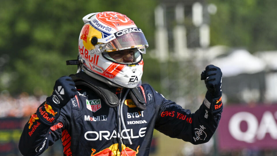 EBE 29 Budapešť - Holandský pretekár Max Verstappen z tímu Red Bull triumfoval na Veľkej cene Maďarska, jedenástom podujatí seriálu F1 v nedeľu 23. júla 2023.  Siedmym víťazstvom za sebou a deviatym v sezóne potvrdil dominanciu v prebiehajúcej sezóne, v ktorej má už viac než 100-bodový náskok na čele celkového poradia. FOTO TASR/AP

Dutch Formula One driver Max Verstappen of Red Bull Racing celebrates after winning the Formula One Hungarian Grand Prix auto race, at the Hungaroring racetrack in M