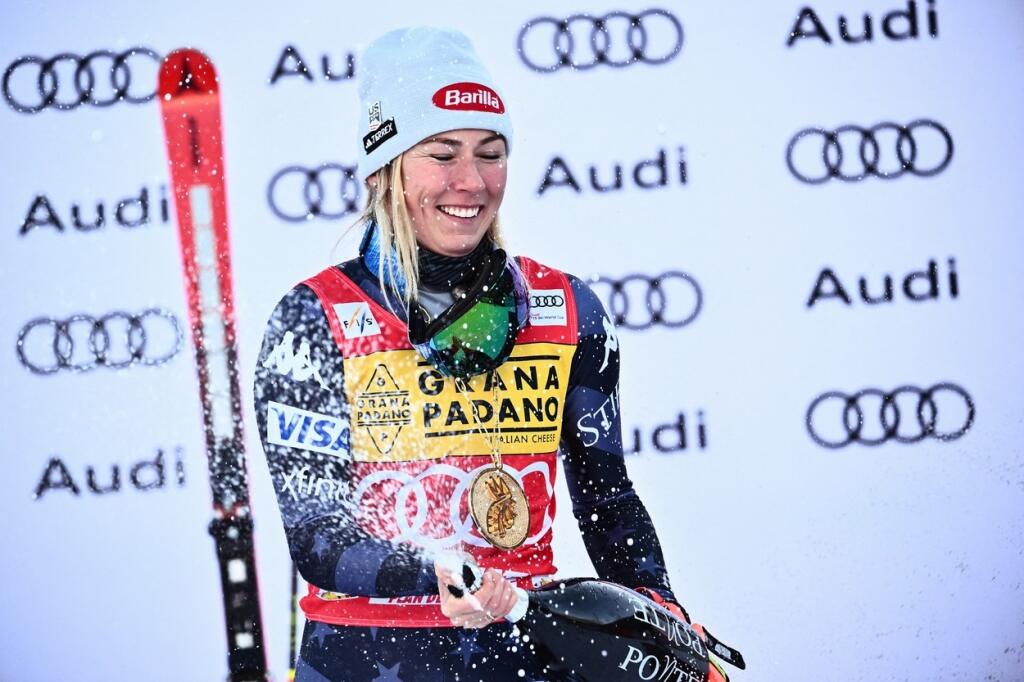 Shiffrinová si víťazstvo napriek vyčerpaniu užívala a mohla búchať šampanské na pódiu.