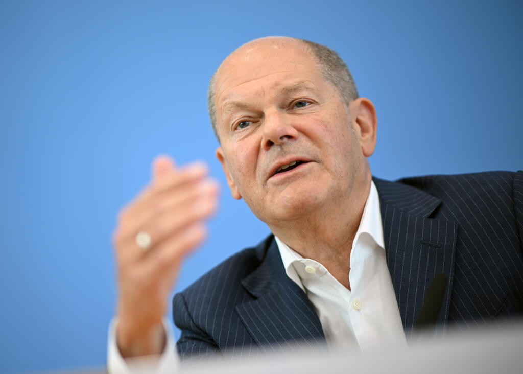 WA 26 archív Berlín - Na archívnej snímke z 24. júla 2024 nemecký kancelár Olaf Scholz gestikuluje na tlačovej konferencii v Berlíne. Scholz v pondelok 12. augusta 2024 požiadal iránskeho prezidenta Masúda Pezeškijána, aby urobil všetko potrebné na zabránenie ďalšej vojenskej eskalácii v regióne Blízkeho východu. Uviedol to hovorca nemeckej vlády Wolfgang Büchner. FOTO TASR/DPA

ARCHIV - 24.07.2024, Berlin: Bundeskanzler Olaf Scholz (SPD) äußert sich auf seiner Sommer-Pressekonferenz in der Bund