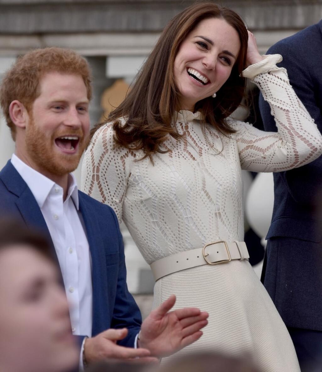 Kate a Harry rozdávali široké úsmevy.