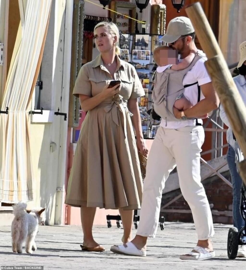 Zaľúbenci a rodičia 9-mesačnej Daisy Katy Perry (36) a Orlando Bloom (44) sa vybrali do historických Benátok a aj keď im fotografi a fanúšikovia nechceli dať pokoj, neustále si prejavovali nežnosti a užívali každý moment.