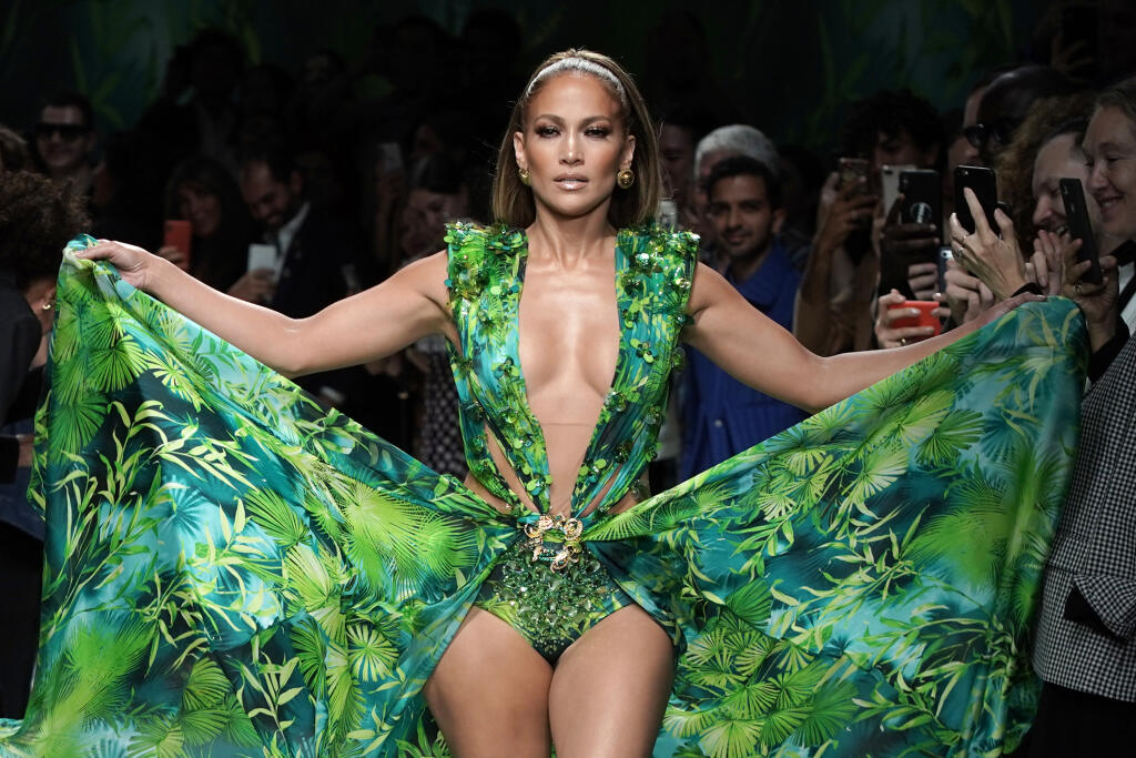 Jennifer Lopez na módnej prehliadke Versace v talianskom Miláne.