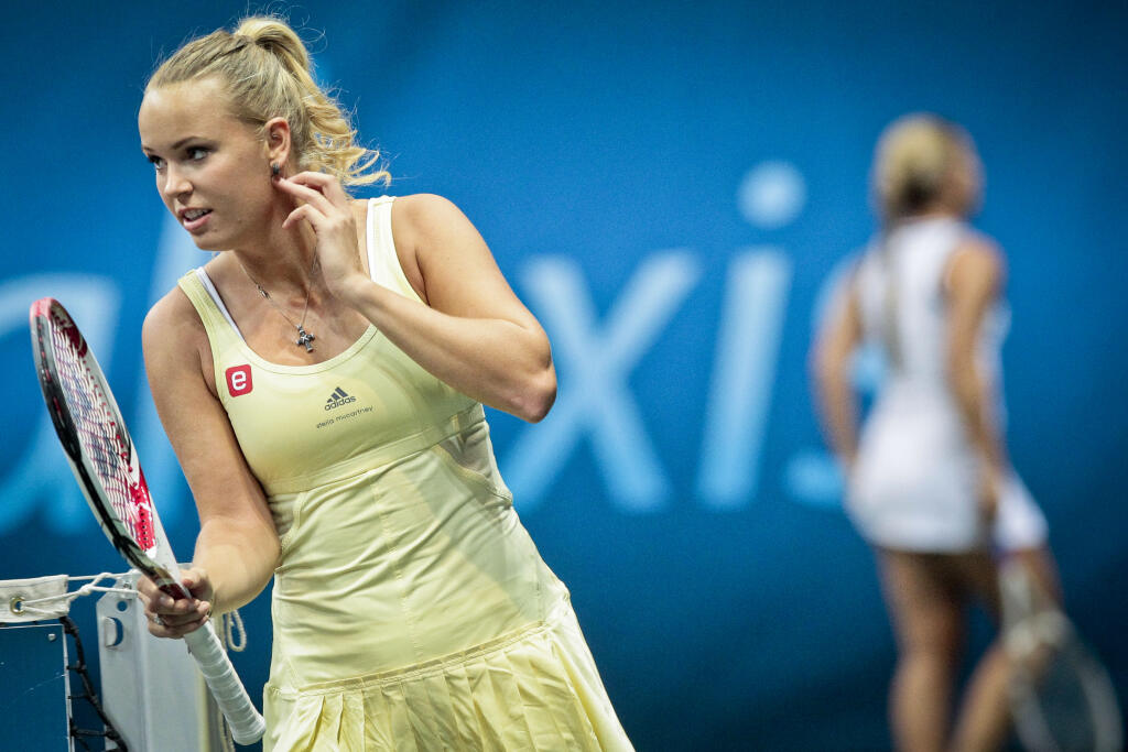 Na snimke svetova zenska tenisova jednotka Caroline Wozniacki pocas exhibicneho tenisoveho zapasu TENNIS CLASSIC proti slovenskej zenskej tenisovej jednotke Dominike Cibulkovej.
