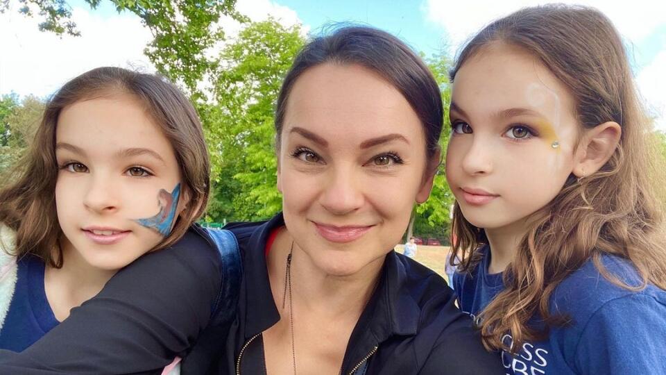 Misha so svojimi dcérkami. Akoby jej z oka vypadli, nemyslíte...