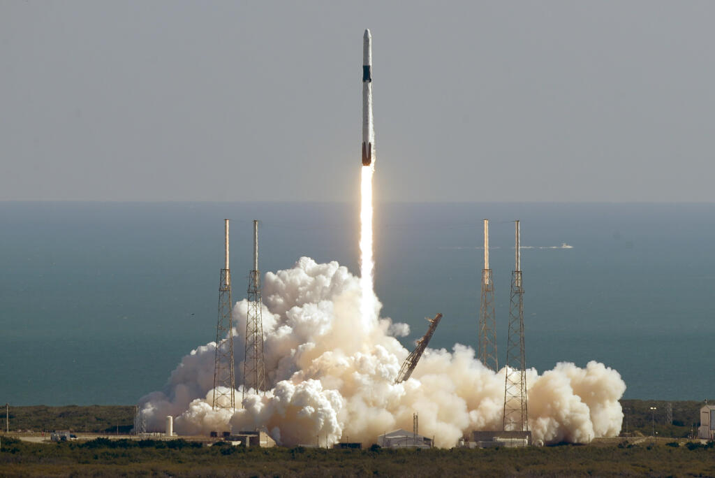 SY 17 Cape Canaveral - Na snímke americká nosná raketa Falcon 9 SpaceX po štarte na medzinárodnú vesmírnu stanicu ISS z odpaľovacej rampy 40 vesmírnej základne Cape Canaveral na Floride 5. decembra 2019. FOTO TASR/AP
A Falcon 9 SpaceX rocket on a resupply mission to the International Space Station lifts off from Space Launch Complex 40 at Cape Canaveral Air Force Station in Cape Canaveral, Fla., Thursday, Dec. 5, 2019. (AP Photo/John Raoux)