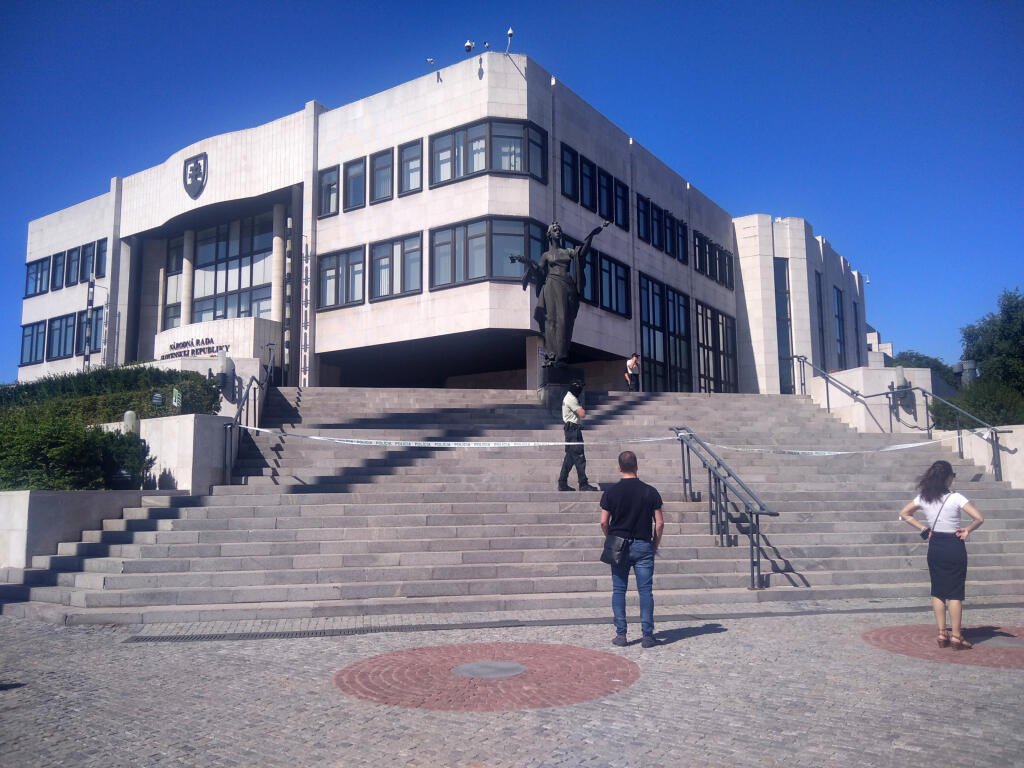 Budovu parlamentu uzavreli, dôvodom má byť nahlásená bomba