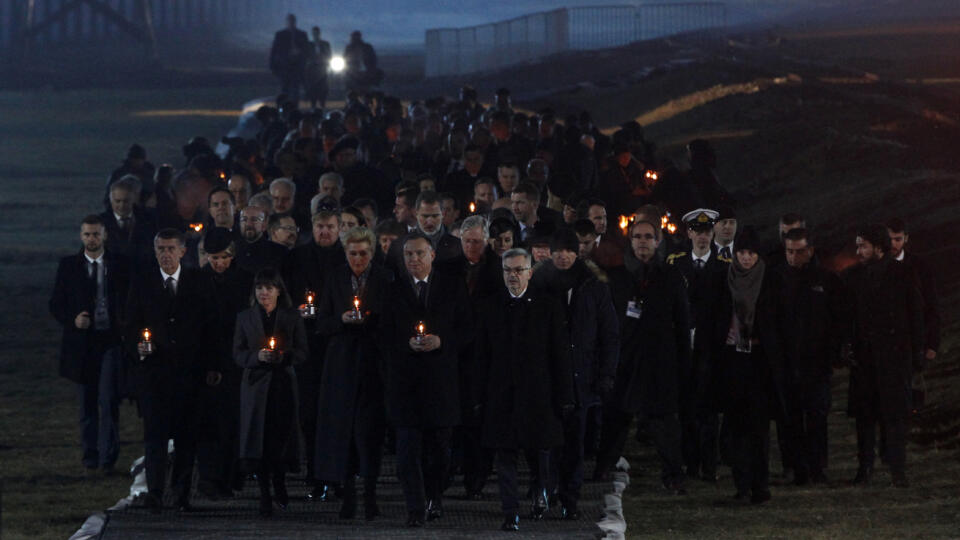 Viac než 200 ľudí sa zhromaždilo v pondelok v bývalom nacistickom koncentračnom tábore Auschwitz-Birkenau pri príležitosti 75. výročia jeho oslobodenia