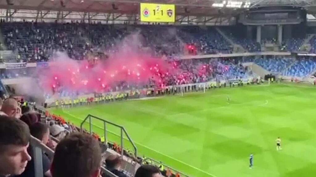 Za vyčíňanie fanúšikov vo finále zaplatia. SFZ uložila Slovanu aj Trnave pokutu