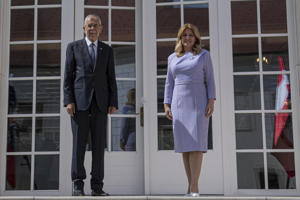 Zuzana Čaputová a Alexander Van der Bellen si priateľsky posedia pri káve na zámku v Pezinku