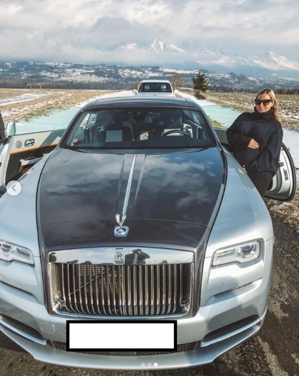 Dominika Cibulková je známa svojou slabosťou pre drahé autá. Na sociálnej sieti sa viackrát predviedla s poriadne luxusnými vozidlami.