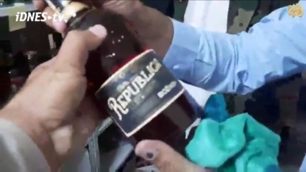 Český rum Republica v rukách bojovníkov Talibanu na opustenom veľvyslanectve ČR v Kábule