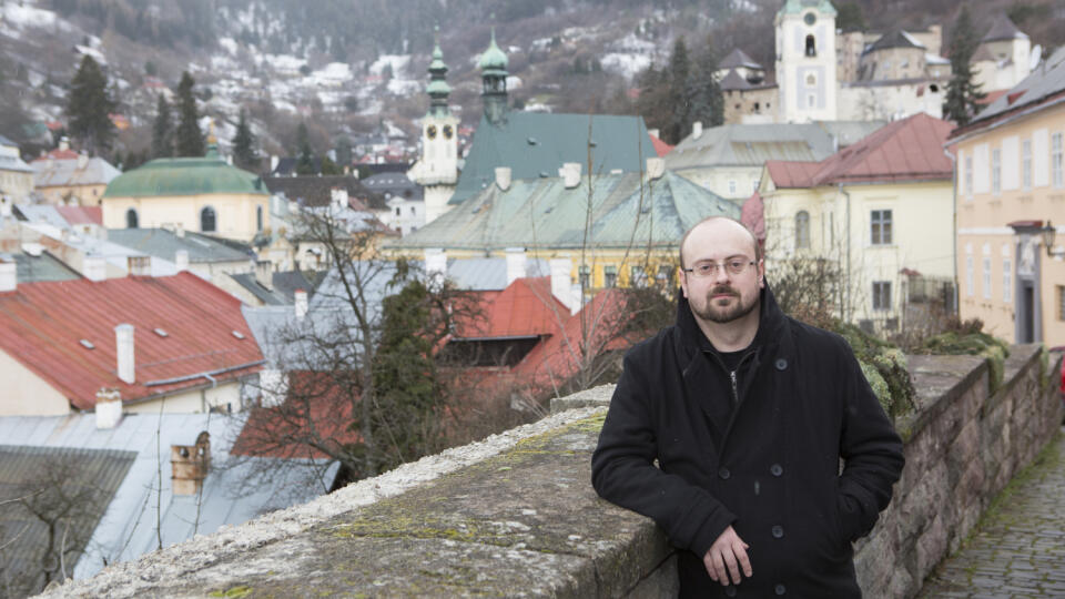 Juraj Červenák žije v Banskej Štiavnici, dej  jeho nového románu sa odohráva na Gemeri.