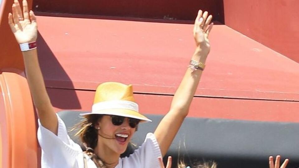 Alessandra Ambrosio s dcérkou. Ruky hore a letííme...