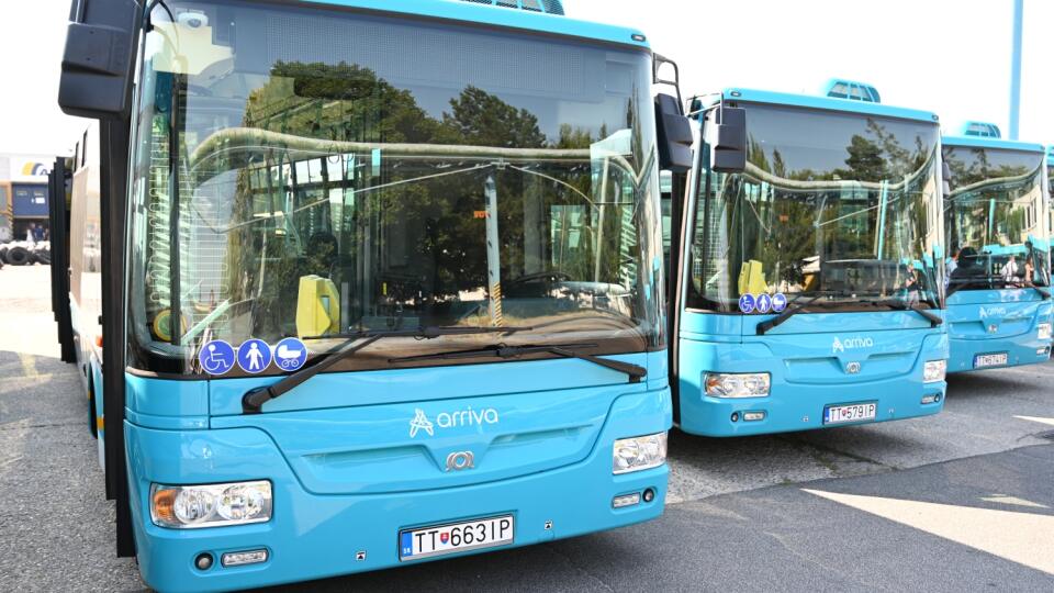 Na snímke nové autobusy pre MHD spoločnosti Arriva, ktorá prevádzkuje službu počas slávnostného odovzdania v Trnave v stredu 7. júla 2021. FOTO TASR - Lukáš Grinaj