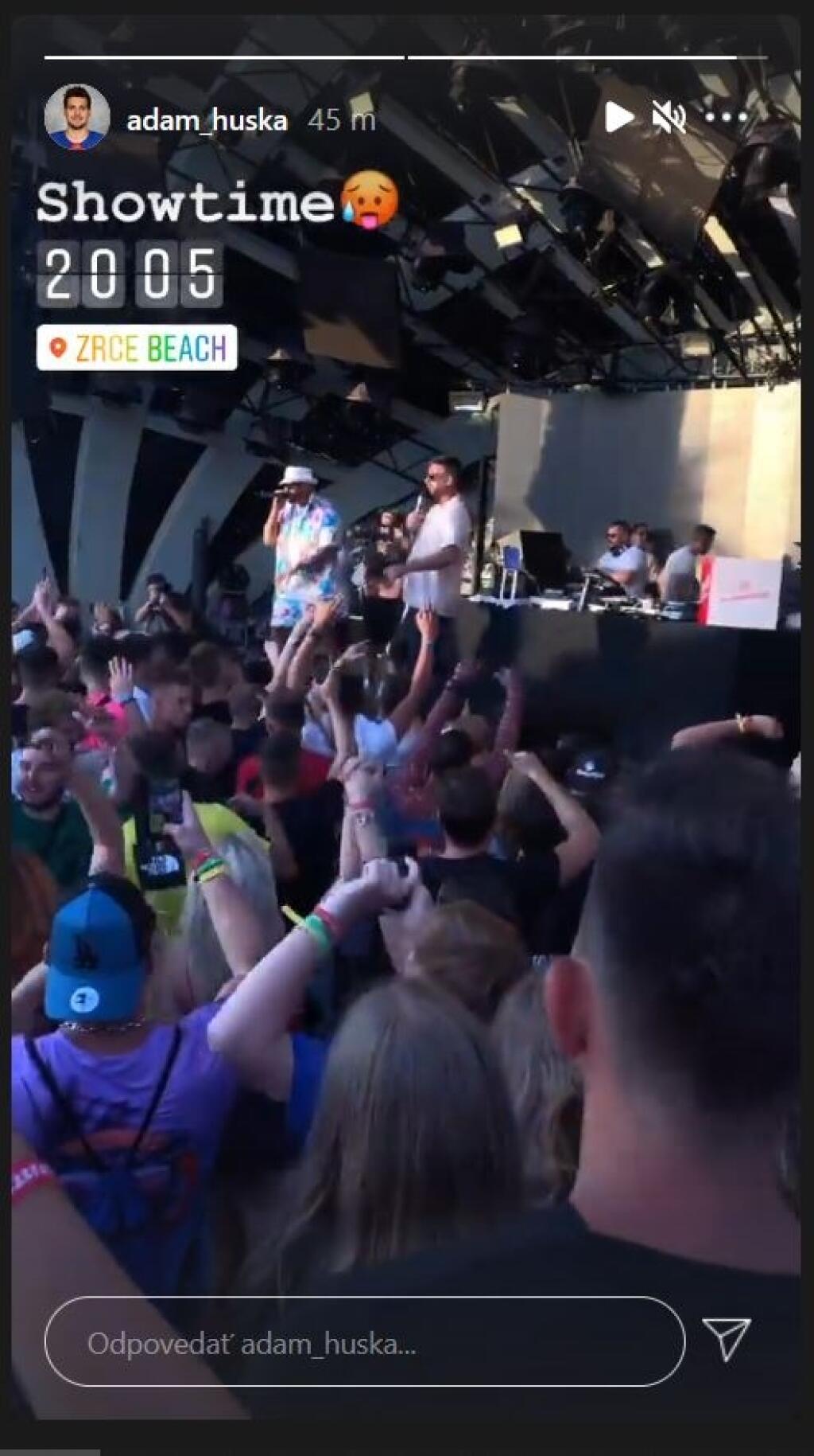 Slovenskí hokejisti si vychutnávali koncert Kontrafaktu aj Separa. Takto zdokumentoval šou Rytmusa s Egom reprezentačný brankár Adam Húska.