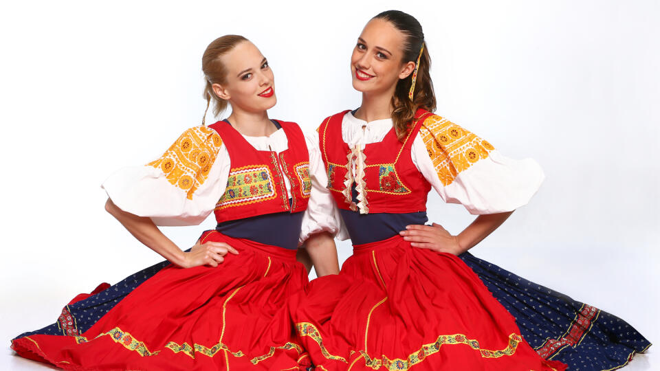Servis: Slovenské potraviny. Folklóristky tanečného súboru Čarovné ostrohy pózovali so slovenskými potravinami.