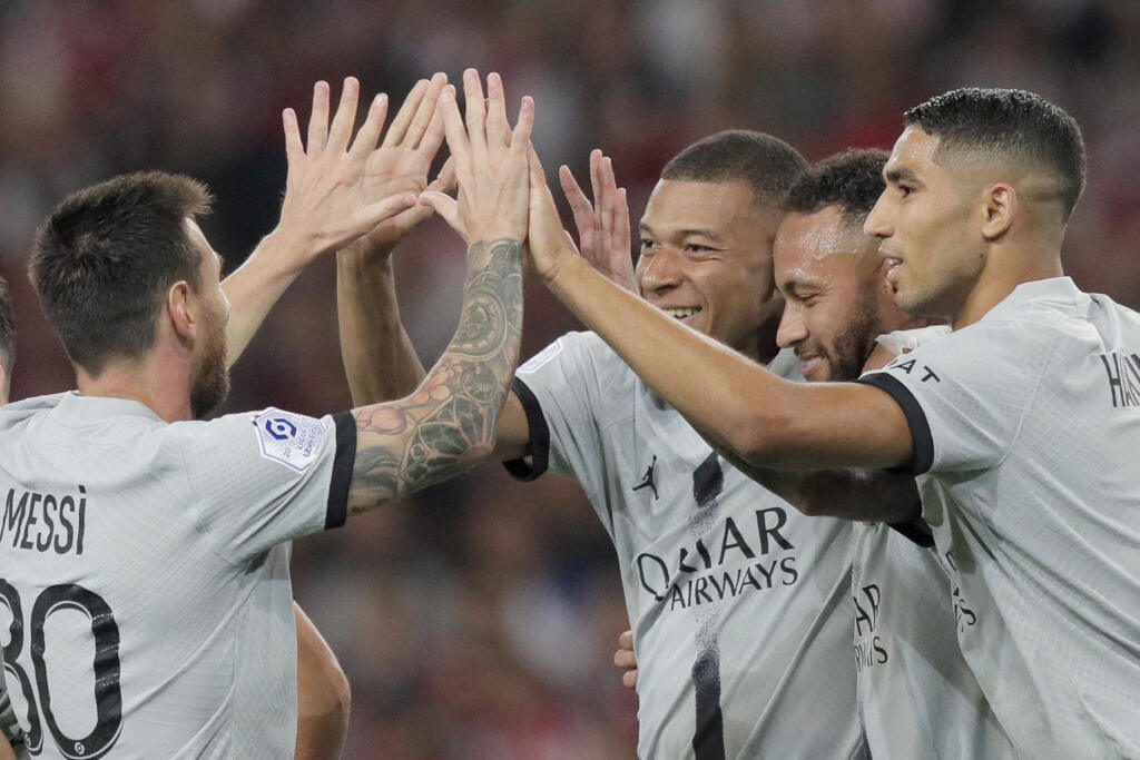 Futbalisti Paríža St. Germain zľava Lionel Messi, Kylian Mbappe, Neymar a Achraf Hakimi sa tešia po strelení gólu v zápase 3. kola najvyššej francúzskej Ligue 1 OSC Lille - Paríž St. Germain v Lille v nedeľu 21. augusta 2022. FOTO TASR/AP