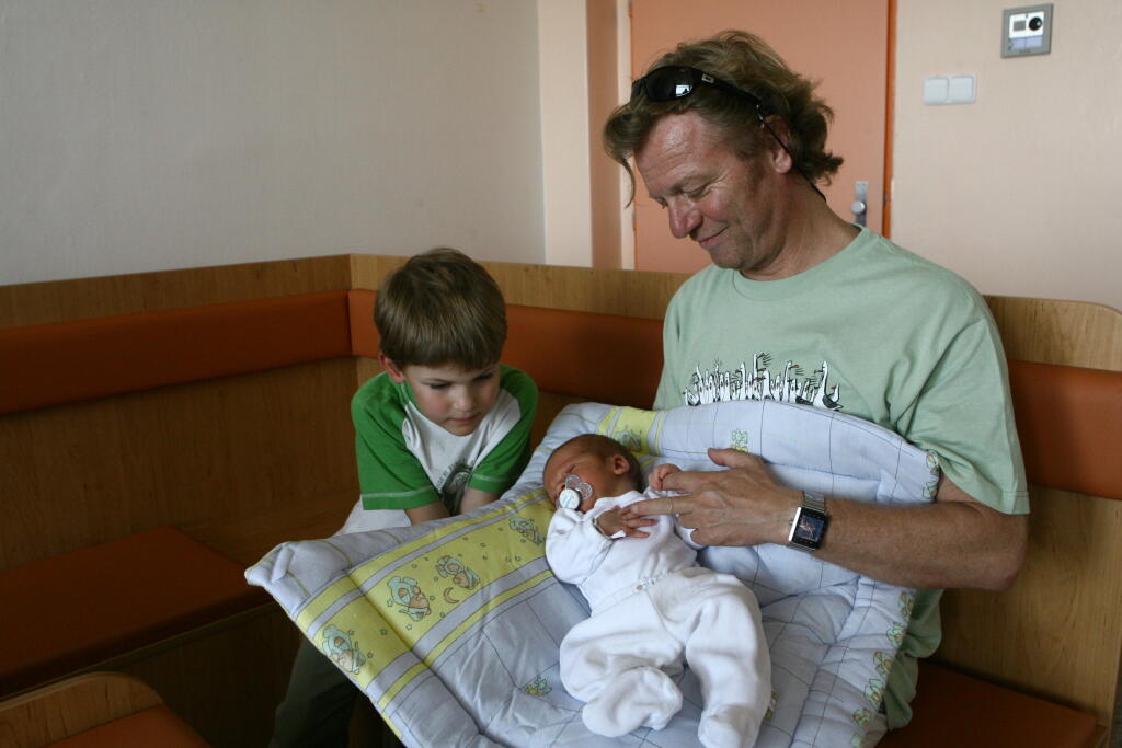Maroš Kramár s najmladším synom Markom;Maroš Kramár;syn;Marko Kramár;Timur Kramár;30.5.2008 Nemocnica Akademika Dérera Kramáre Bratislava;foto: Michal Smrčok