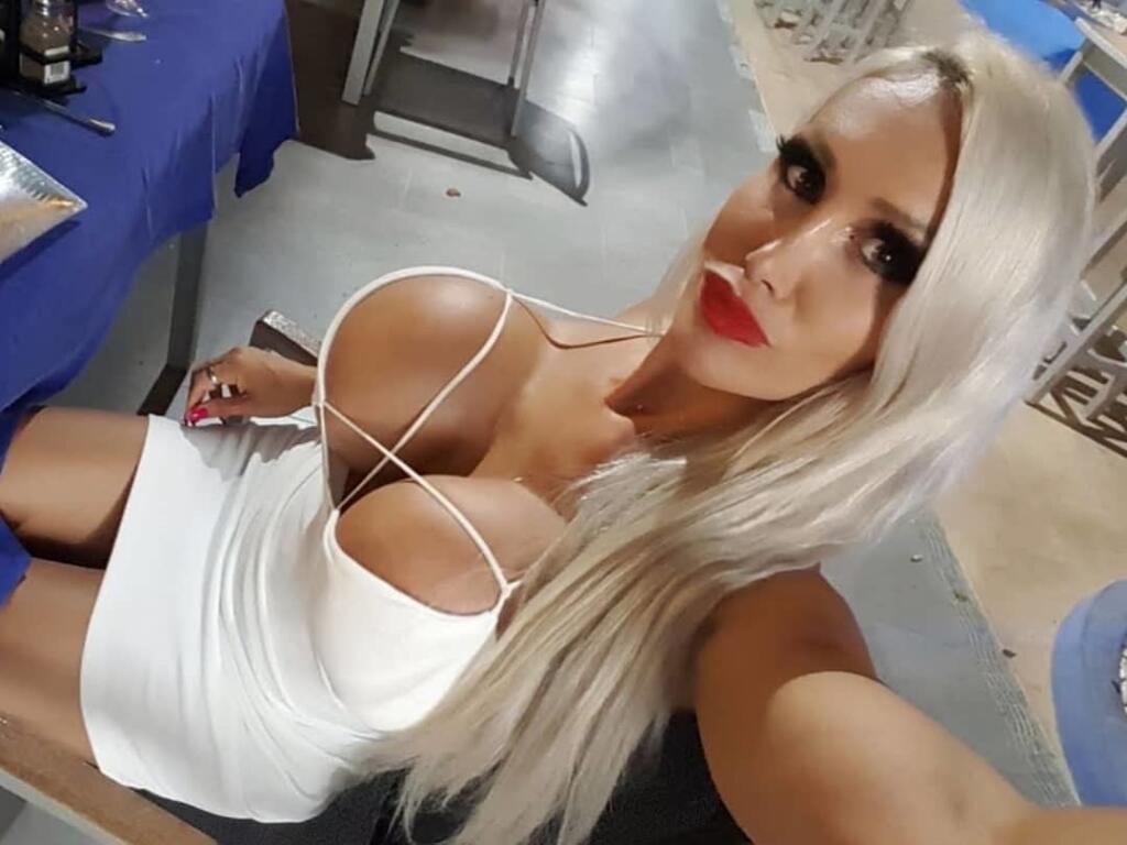 Španielka Kristhin Gomézová má všetko, po čom Vémola túži. Všetko prehnane veľké.