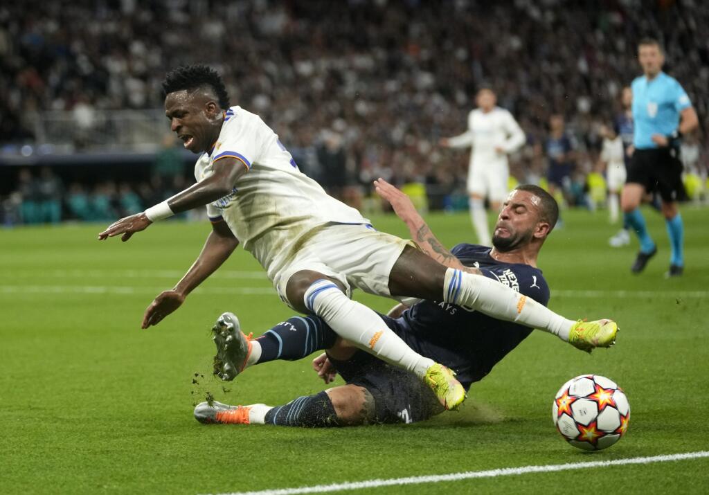 EBE 43 Madrid - Na snímke v popredí hráč Realu Vinicius Junior a hráč Manchestru Kyle Walker v odvete semifinále Ligy majstrov vo futbale Real Madrid - Manchester City v Madride 4. mája 2022. FOTO TASR/AP
Real Madrid's Vinicius Junior, front, duels for the ball with Manchester City's Kyle Walker during the Champions League semi final, second leg soccer match between Real Madrid and Manchester City at the Santiago Bernabeu stadium in Madrid, Spain, Wednesday, May 4, 2022. (AP Photo/Manu Fernande