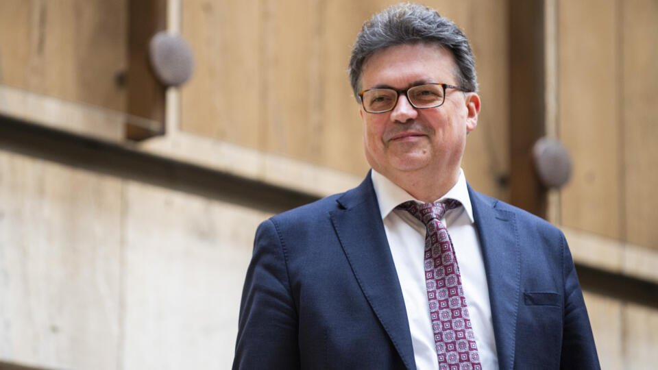 Na snímke dočasne poverený minister školstva, vedy, výskumu a športu SR Ján Horecký prichádza na 142. rokovanie vlády SR 22. marca 2023 v Bratislave. FOTO TASR - Jakub Kotian