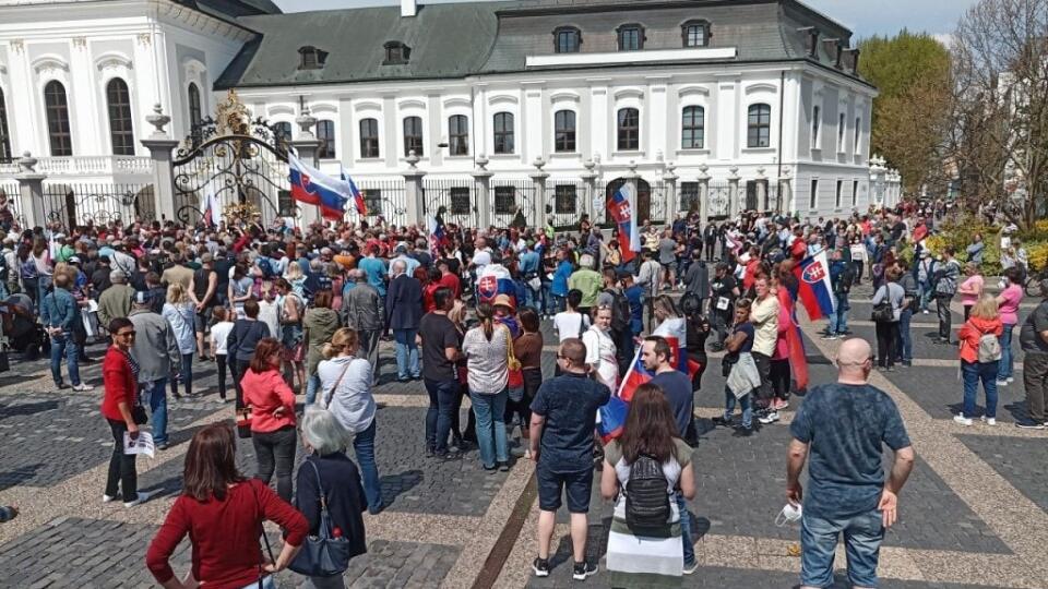 Protest sa konal aj napriek tomu, že je v krajine vyhlásený núdzový stav a naďalej platia opatrenia na zamedzenie šírenia nového koronavírusu.