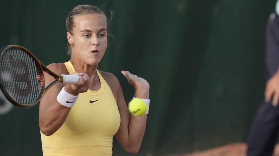 EBE 26 Paríž - Slovenská tenistka Anna Karolína Schmiedlová odvracia úder Ruske Veronike Kudermetovovej v zápase 1. kola ženskej dvojhry na grandslamovom turnaji Roland Garros v Paríži v pondelok 29. mája 2023. FOTO TASR/AP
Slovakia's Anna Schmiedlova plays a shot against Russia's Veronika Kudermetova during their first round match of the French Open tennis tournament at the Roland Garros stadium in Paris, Monday, May 29, 2023. (AP Photo/Christophe Ena)