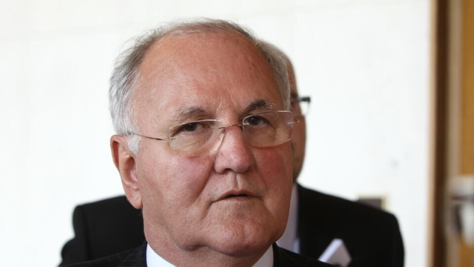 Minister školstva Dušan Čaplovič zo Smeru.