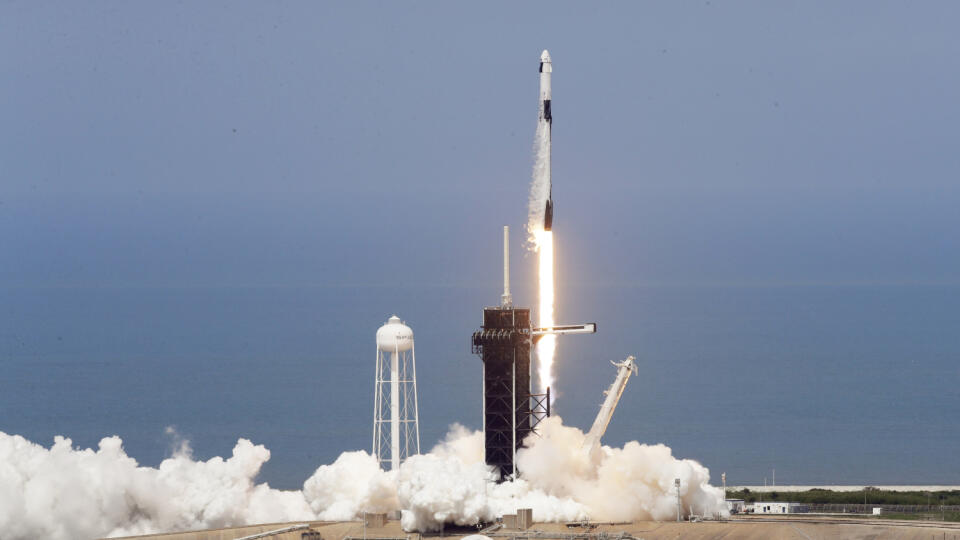 Vesmírna loď Crew Dragon spoločnosti SpaceX s ľudskou posádkou úspešne odštartovala z Mysu Canaveral na americkej Floride.