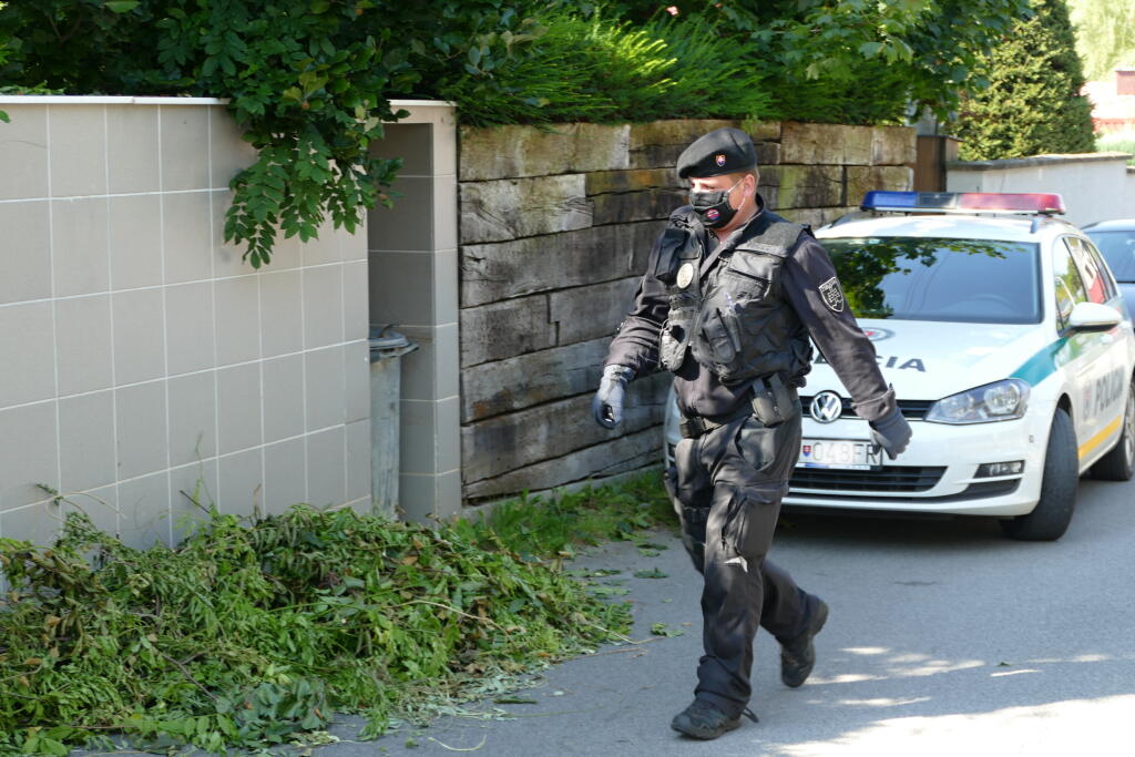 Národná kriminálna agentúra (NAKA) spustila na strednom Slovensku rozsiahlu akciu s názvom Plevel. Akcia súvisí s korupčnou trestnou činnosťou. Na snímke zásah NAKA pred domom bývalého žilinského krajského sudcu Pavla. P v Žiline dňa 14. septembra 2020. FOTO TASR - Erika Ďurčová