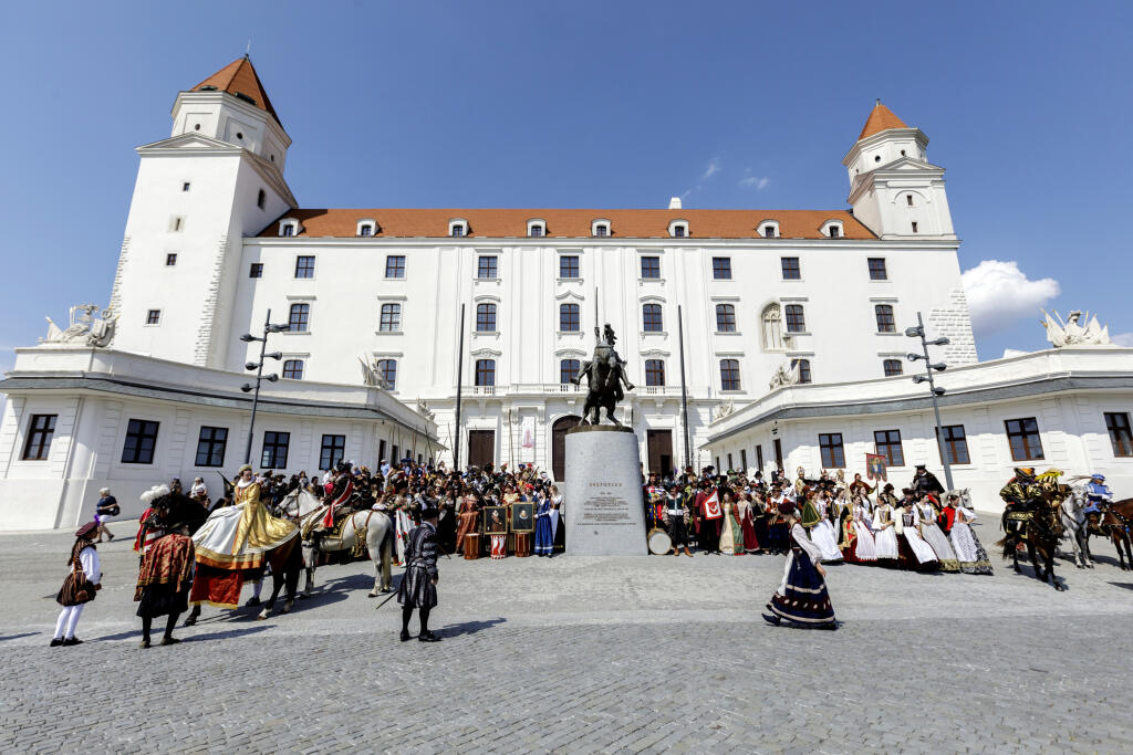 Na snímke Korunovačný sprievod z Bratislavského hradu na Hlavné námestie počas Bratislavských korunovačných dní v Bratislave 14. augusta 2021. FOTO TASR - Dano Veselský