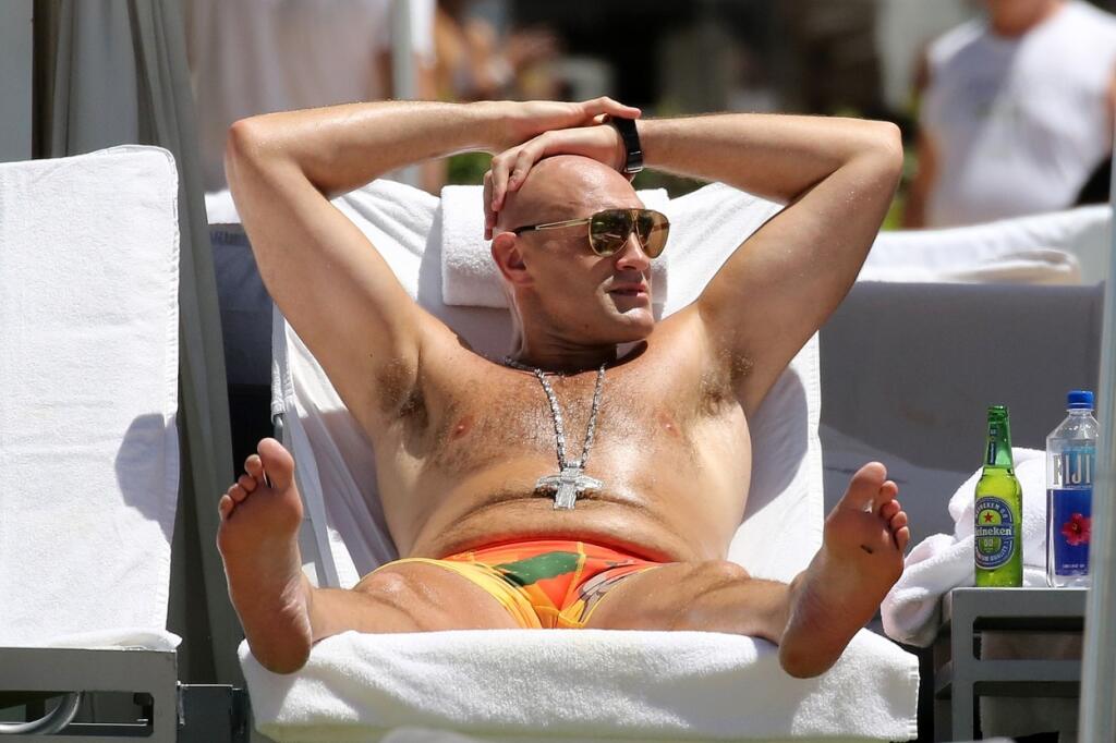 Tyson Fury sa rozvaľoval hneď pri bazéne.