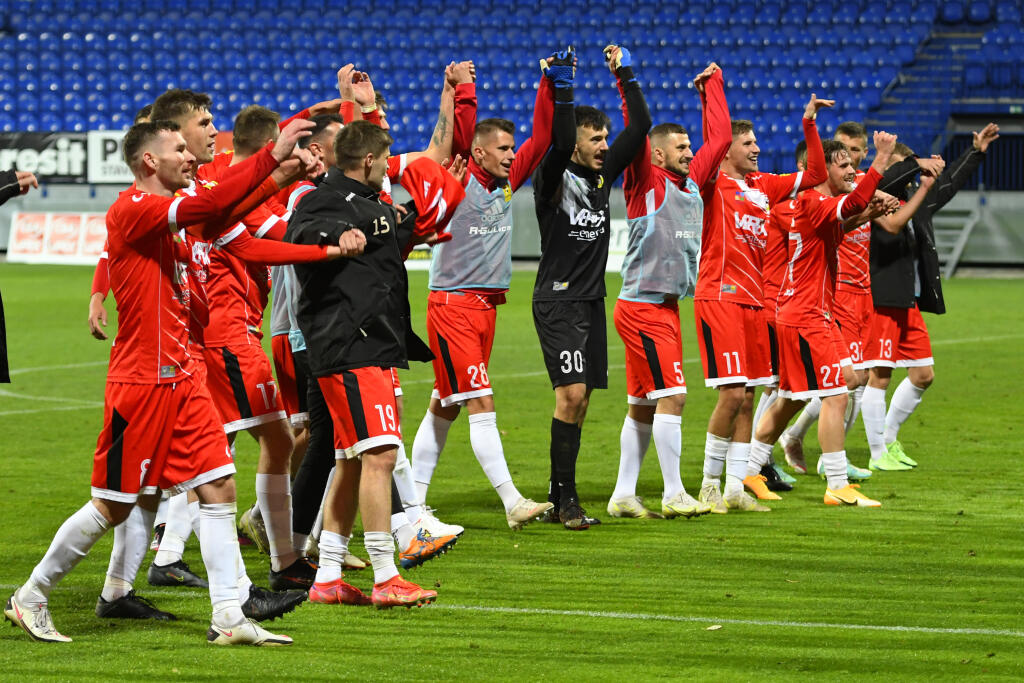 Nové opatrenia sa dotknú rovnako futbalových ako aj hokejových klubov.