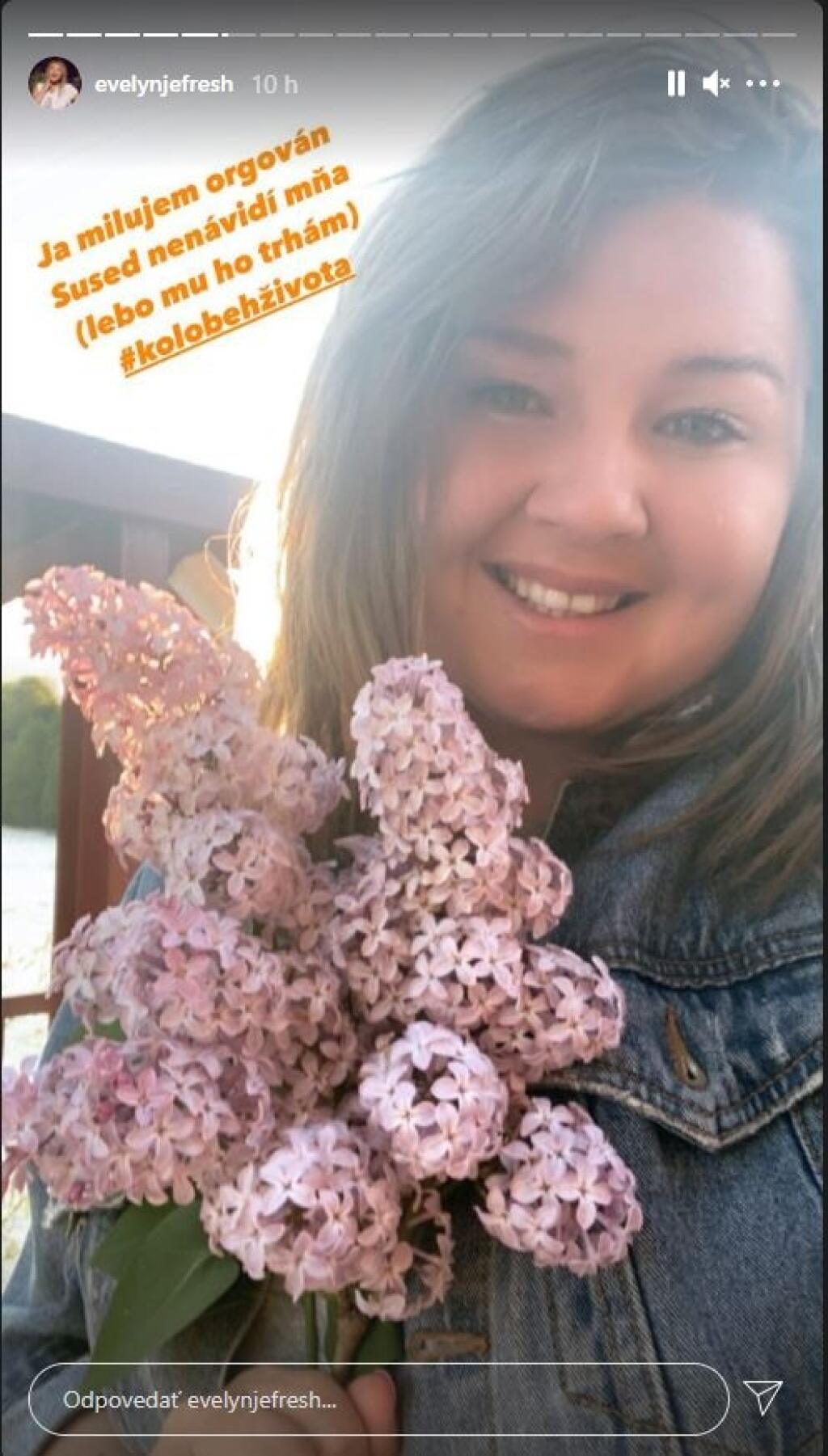 Z Evelyn je krátkovlasá brunetka.