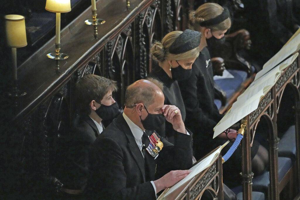 JB 73 Windsor - Členovia kráľovskej rodiny zľava James Viscount Severn, princ Edward, Sophie, grófka z Wessexu a Lady Louise Windsor sedia neďaleko rakvy s telesnými pozostatkami britského princa Philipa v Kaplnke svätého Juraja počas pohrebu britského princa Philipa, manžela britskej kráľovnej Alžbety II., ktorý zomrel minulý piatok vo veku 99 rokov, v areáli Windsorského zámku vo Windsore 17. apríla 2021. Philipovo telo previezli zo súkromnej kaplnky pred vchod hradného areálu na špeciálne up