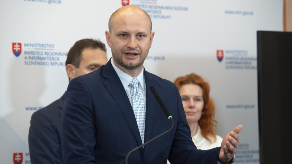 Na snímke v popredí minister investícií, regionálneho rozvoja a informatizácie (MIRRI) SR Peter Balík počas tlačovej konferencie na pôde rezortu ministerstva v utorok 16. mája 2023 v Bratislave. FOTO TASR - Pavel Neubauer