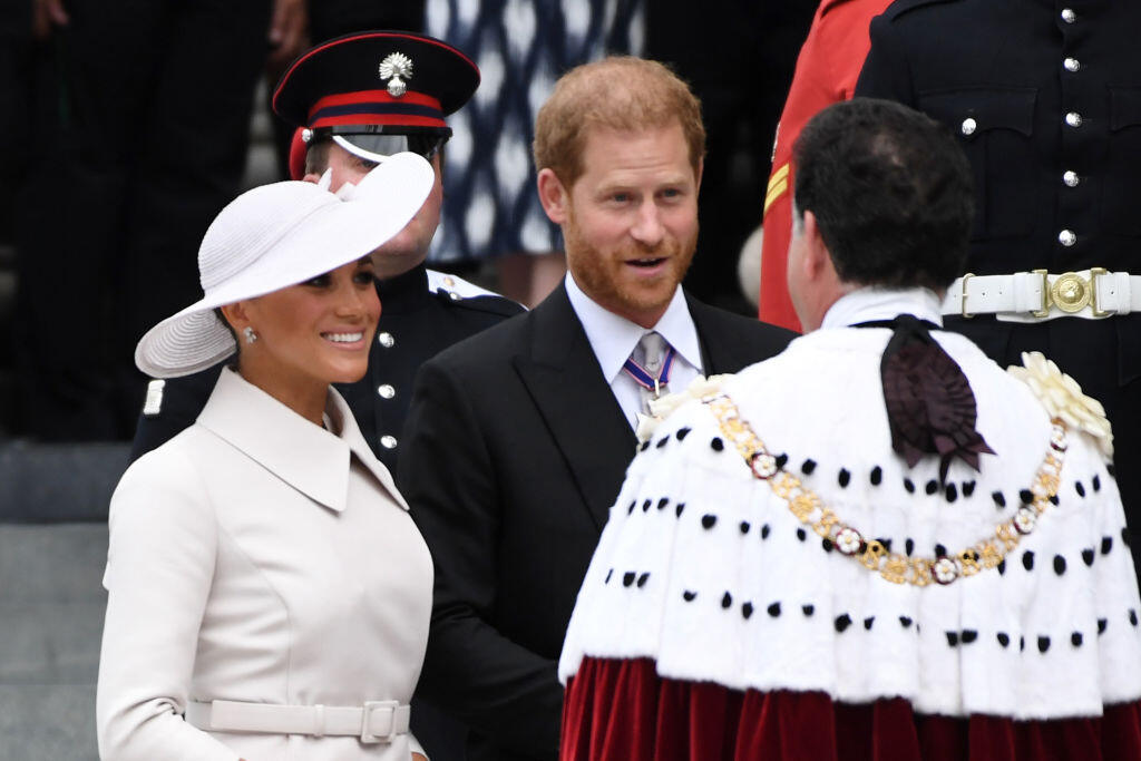 Princ Harry a Meghan Markle sa dnes ráno stretli so zvyškom kráľovskej rodiny v Katedrále svätého Pavla na ďakovnej bohoslužbe pre kráľovnú, ktorá sa ju na poslednú chvíľu rozhodla sledovať doma na hrade Windsor. Dôvodom jej neúčasti majú byť zdravotné ťažkosti spojené s pohybovým aparátom.